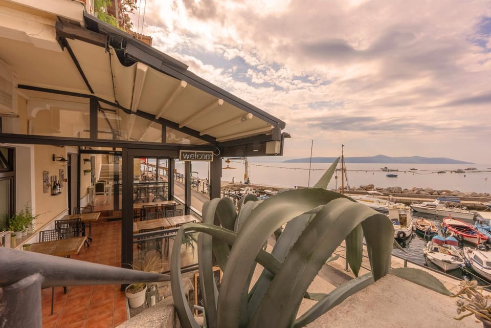 Restaurant/places to eat, Day, Sea view