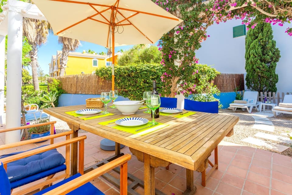Property building, Balcony/Terrace, Living room