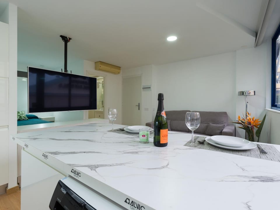 TV and multimedia, Kitchen or kitchenette, Food and drinks, Dining area