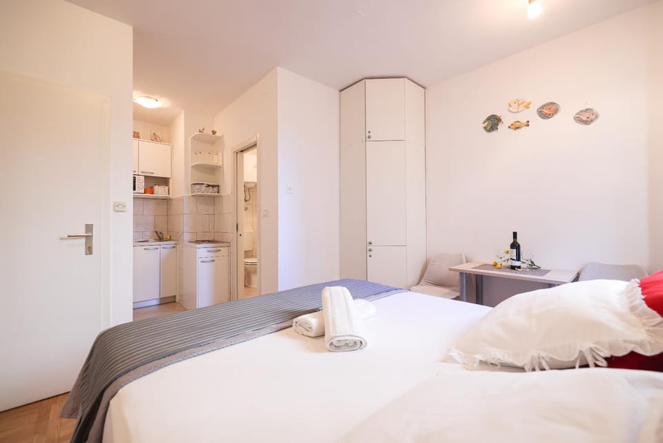 Bed, towels