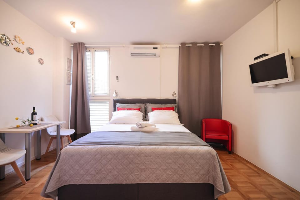 Bed, TV and multimedia, Photo of the whole room, Bedroom, towels