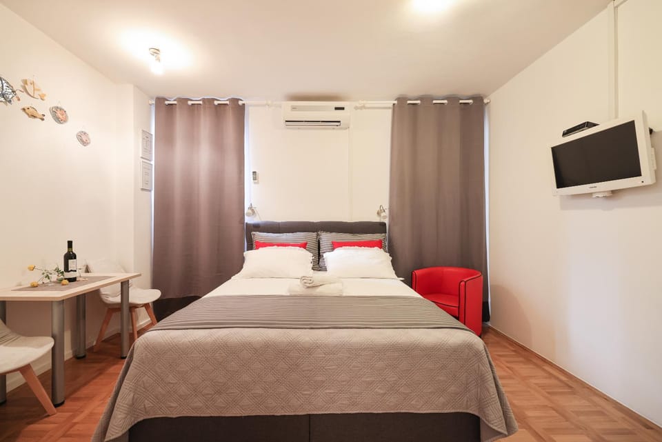 Communal lounge/ TV room, Bed, TV and multimedia, Seating area, air conditioner