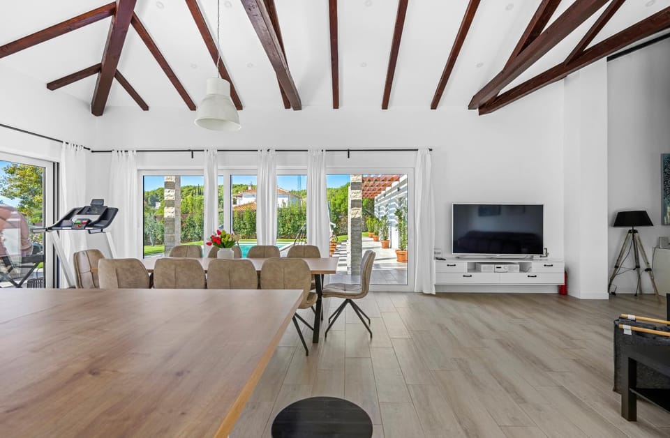 Communal lounge/ TV room, TV and multimedia, Living room, Seating area, Dining area