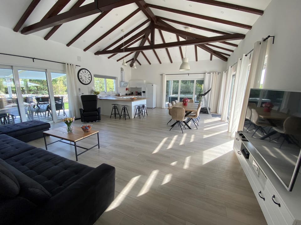 Kitchen or kitchenette, Living room, Seating area, Dining area