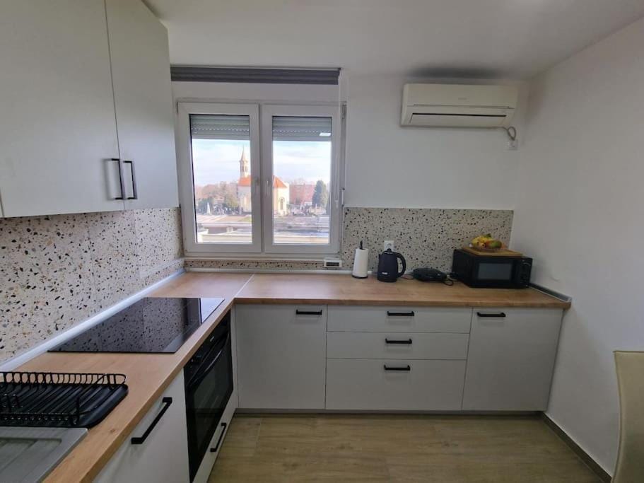 Coffee/tea facilities, Kitchen or kitchenette, Food and drinks, Dining area, City view, microwave, oven, stove, toaster, air conditioner