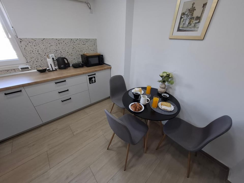 Coffee/tea facilities, Kitchen or kitchenette, Seating area, Dining area, Food, toaster, air conditioner