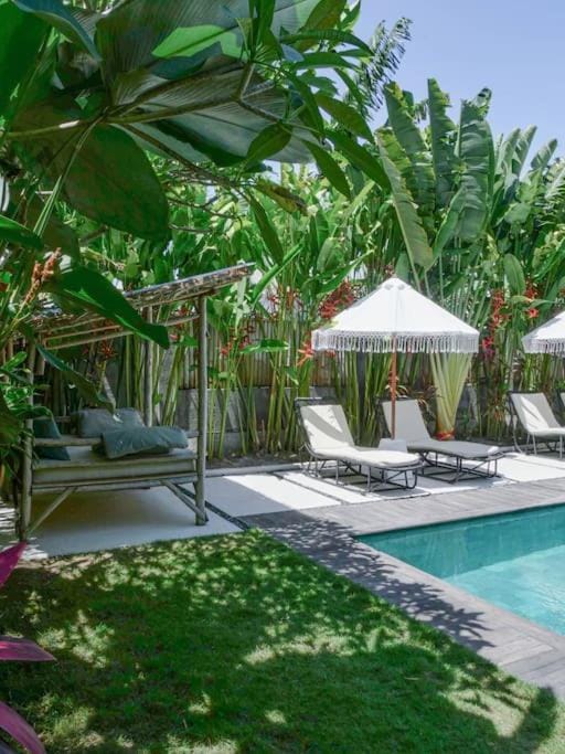 Barefoot- 5BR villa in central Canggu Villa in North Kuta
