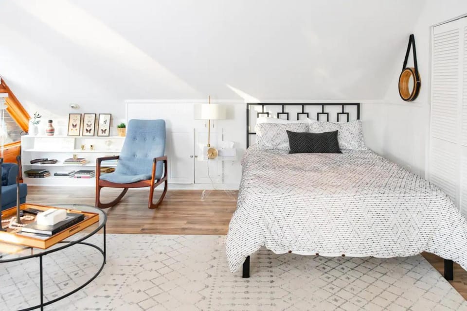 Bed, Photo of the whole room, Seating area, Bedroom, hair dresser