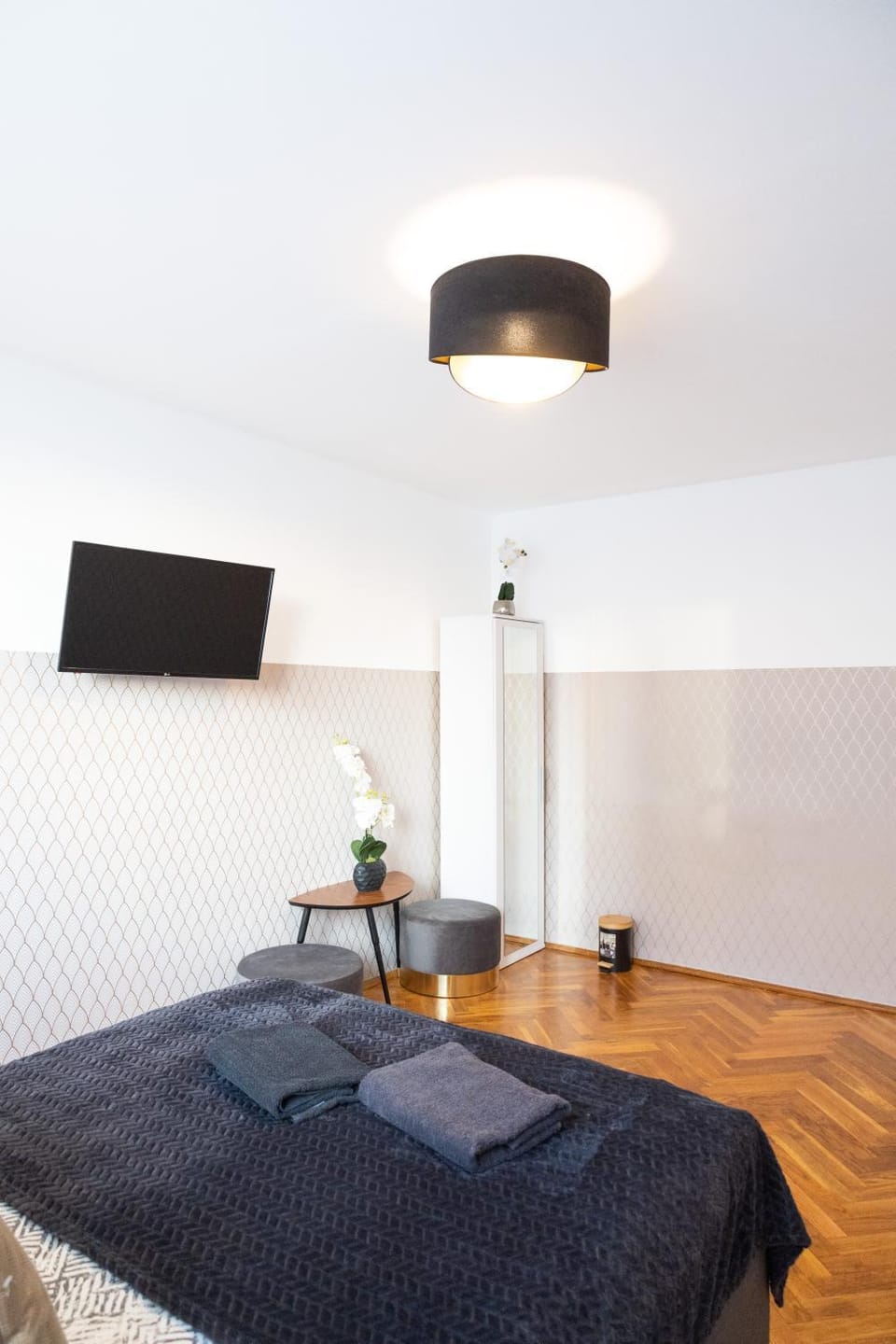 Bed, TV and multimedia, Photo of the whole room, Bedroom