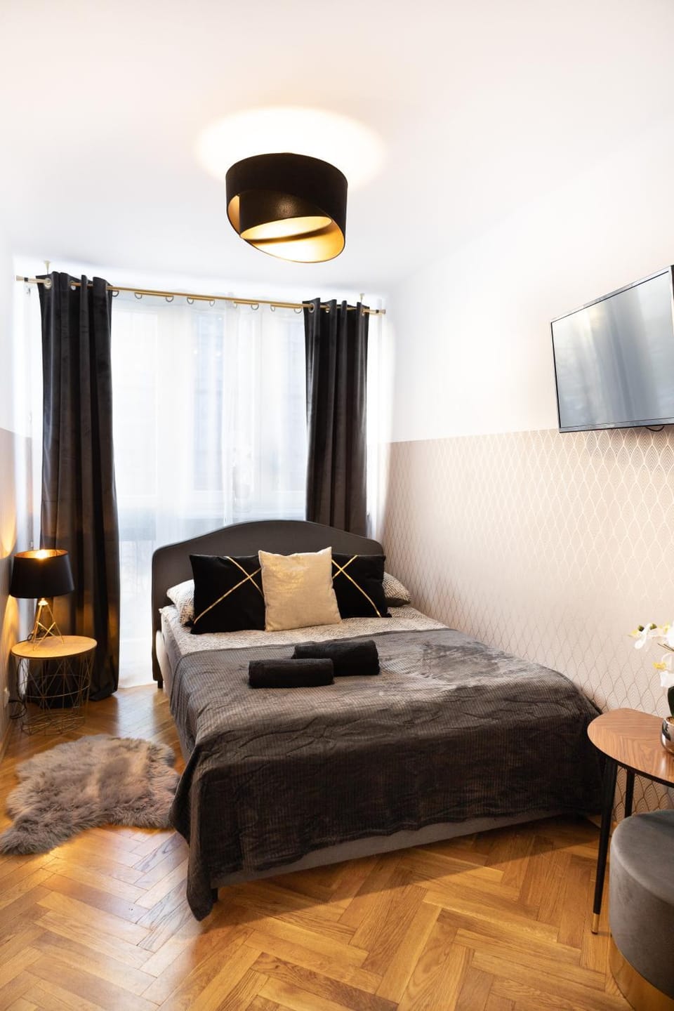 Bed, TV and multimedia, Photo of the whole room, Bedroom