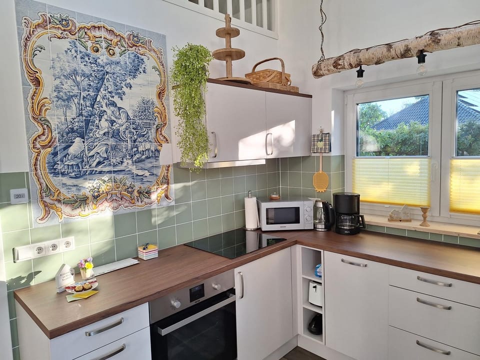 Kitchen or kitchenette, minibar