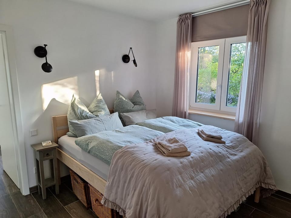 Bed, Photo of the whole room, Bedroom