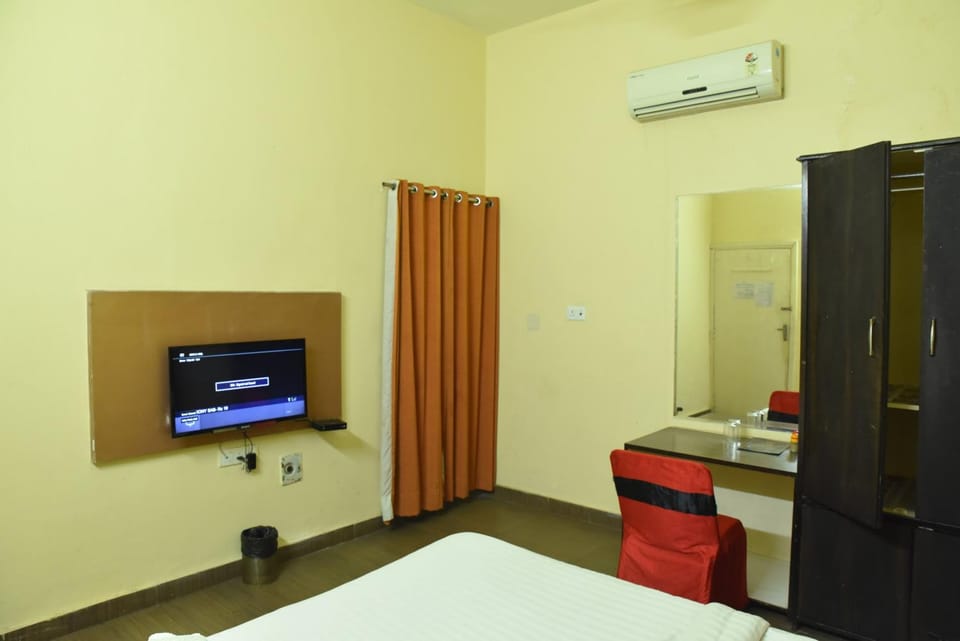 Bed, TV and multimedia, Dining area, Bedroom, wardrobe, air conditioner