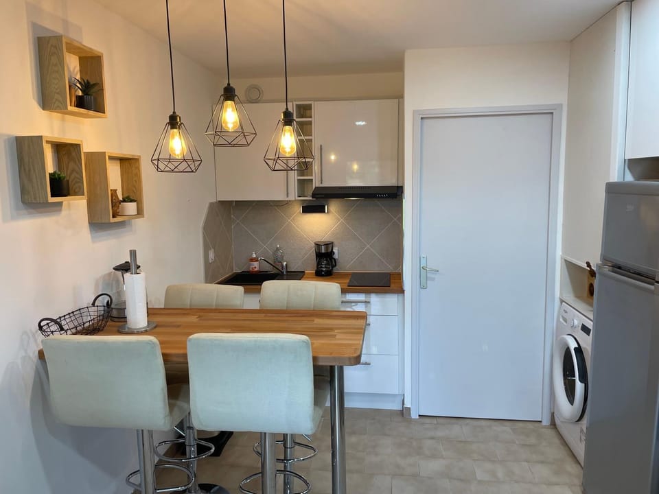 Kitchen or kitchenette, Dining area, dishwasher, minibar, pet friendly, stove, toaster