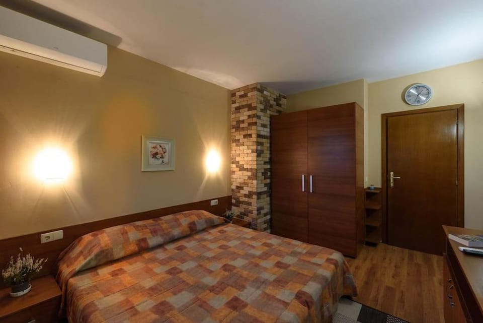 Bed, TV and multimedia, Bedroom, air conditioner