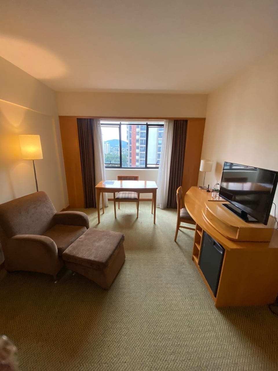 Bed, TV and multimedia, Photo of the whole room, Seating area, oven
