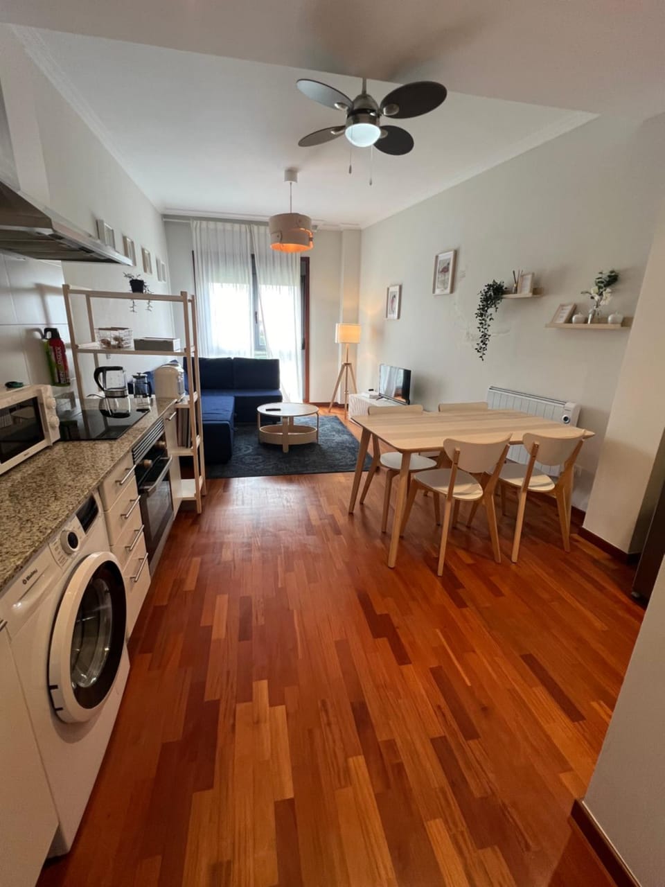 Kitchen or kitchenette, Living room, Seating area, Dining area, fireplace, minibar, pet friendly, stove, washing machine