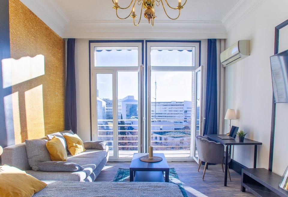 Bed, TV and multimedia, View (from property/room), Balcony/Terrace, Living room, Photo of the whole room, Seating area, Bedroom, air conditioner