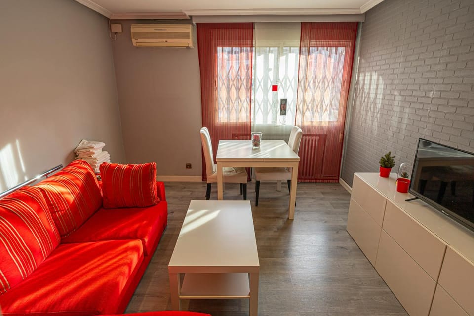Lounge or bar, air conditioner