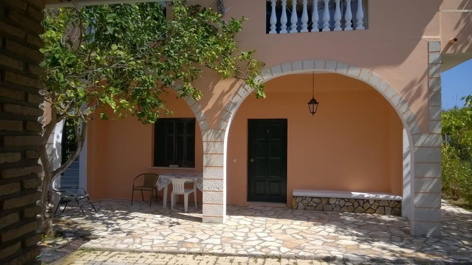 Property building, Patio, Balcony/Terrace