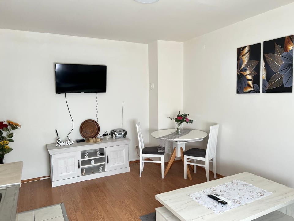 TV and multimedia, Living room, Seating area, Dining area