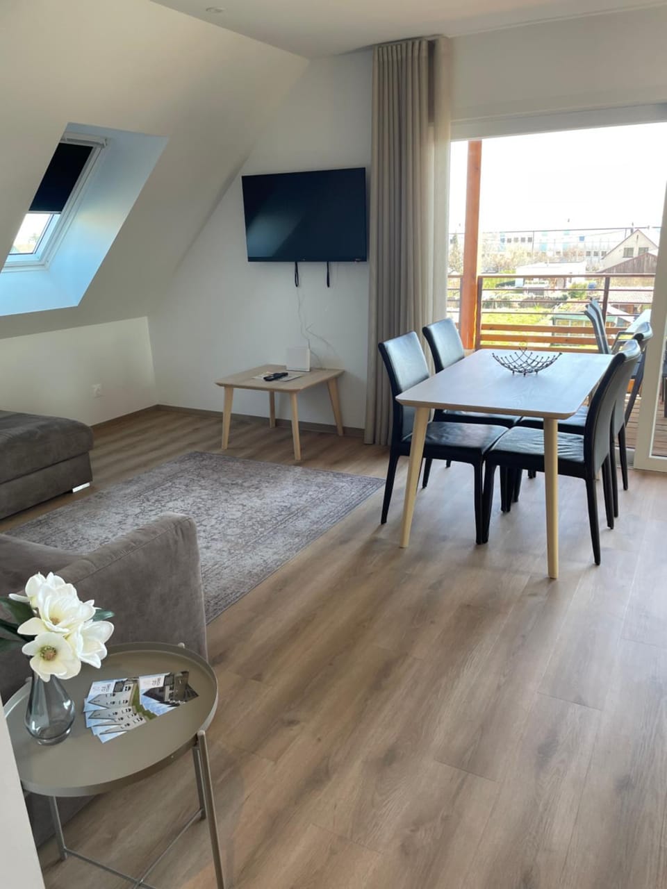 TV and multimedia, View (from property/room), Living room, Seating area, Dining area