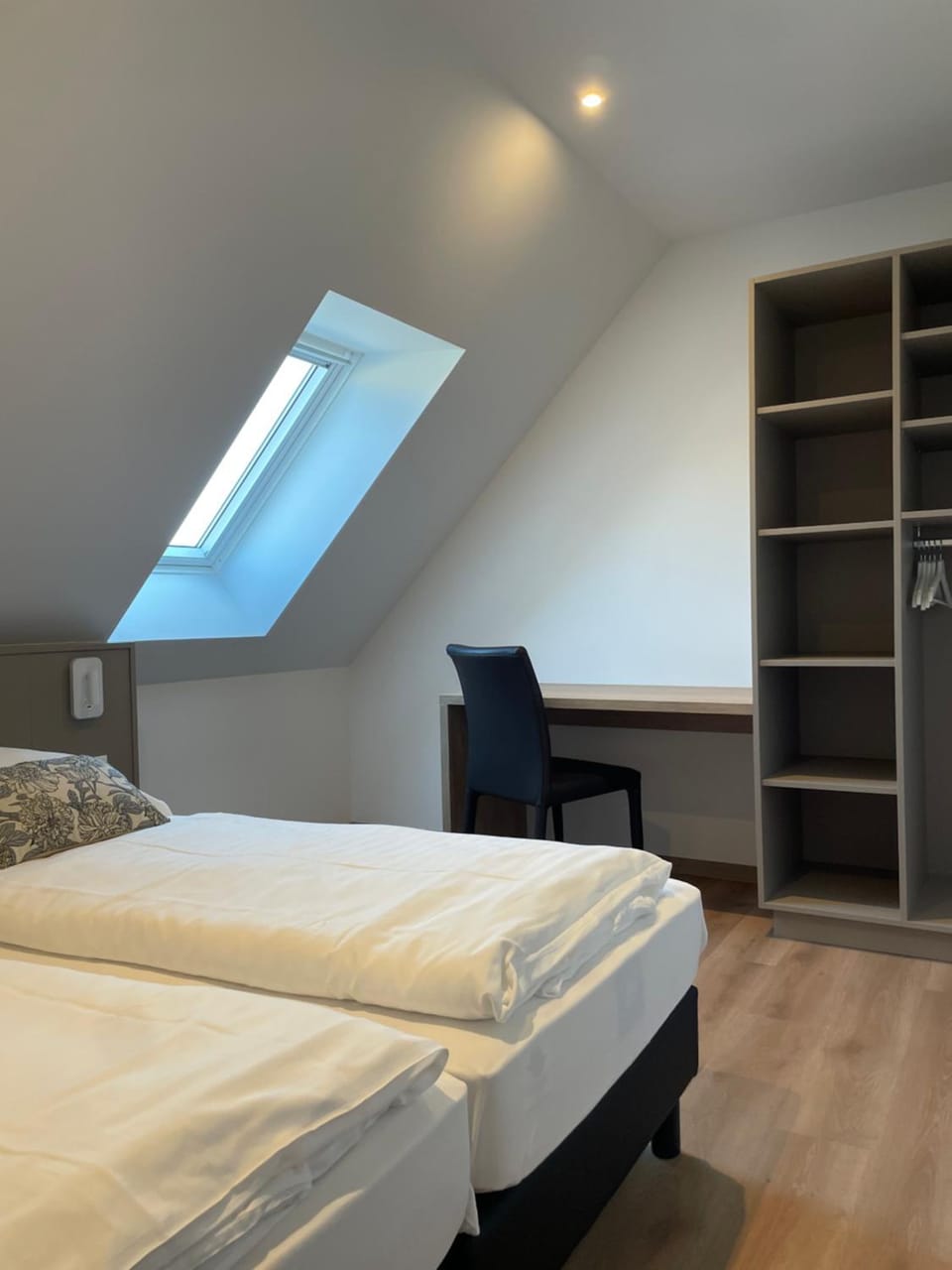 Bed, Photo of the whole room, wardrobe