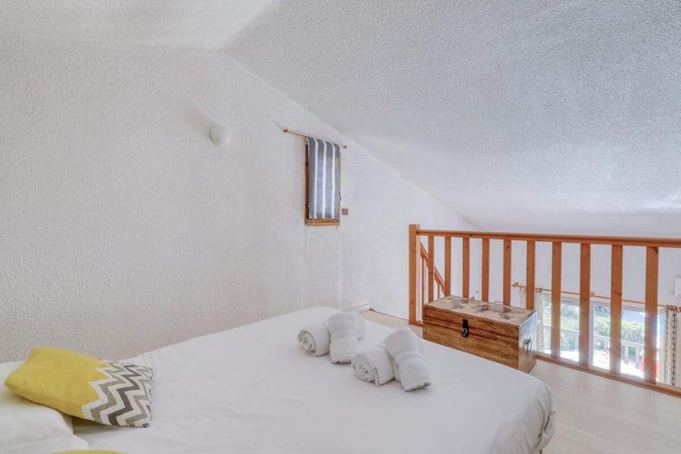 Direct access to the beach residence with swimming pool Apartment in Le Lavandou