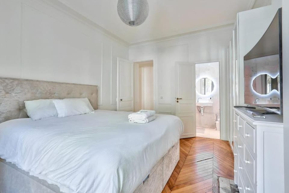 Gorgeous apartment next to the Champs-Elysées Apartment in Paris
