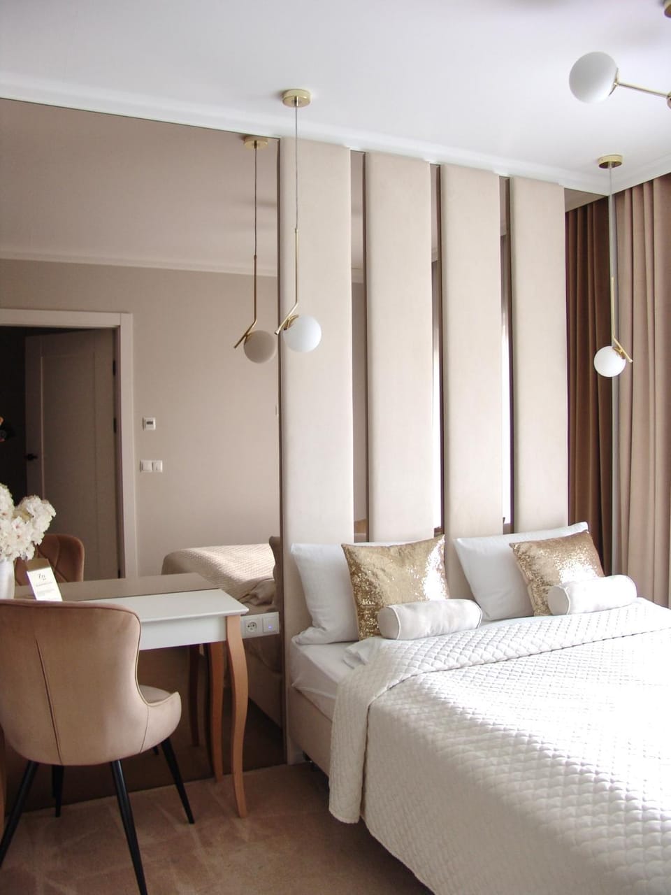 Bed, Photo of the whole room, Seating area, Bedroom
