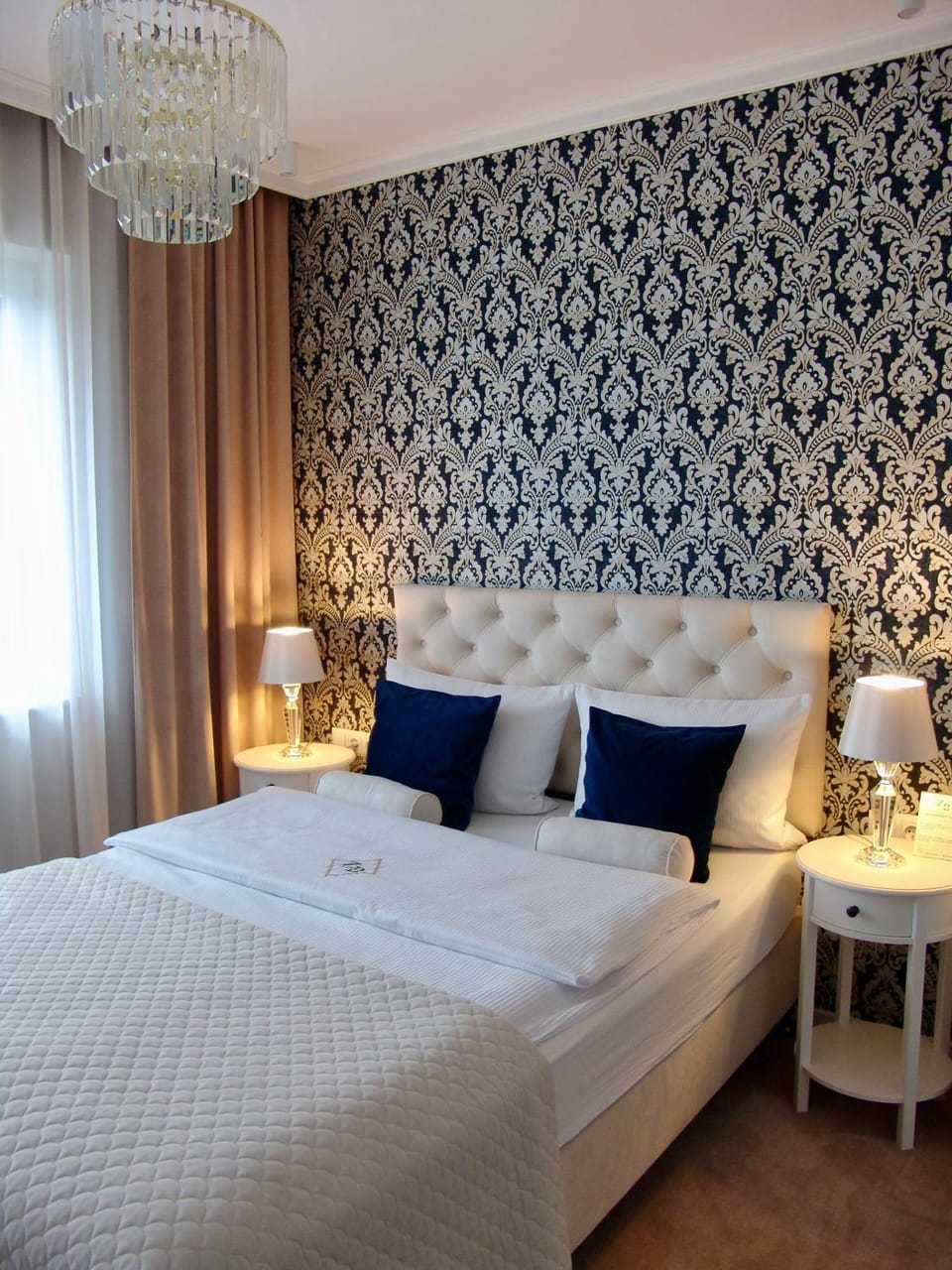 Bed, Photo of the whole room, Seating area, Bedroom