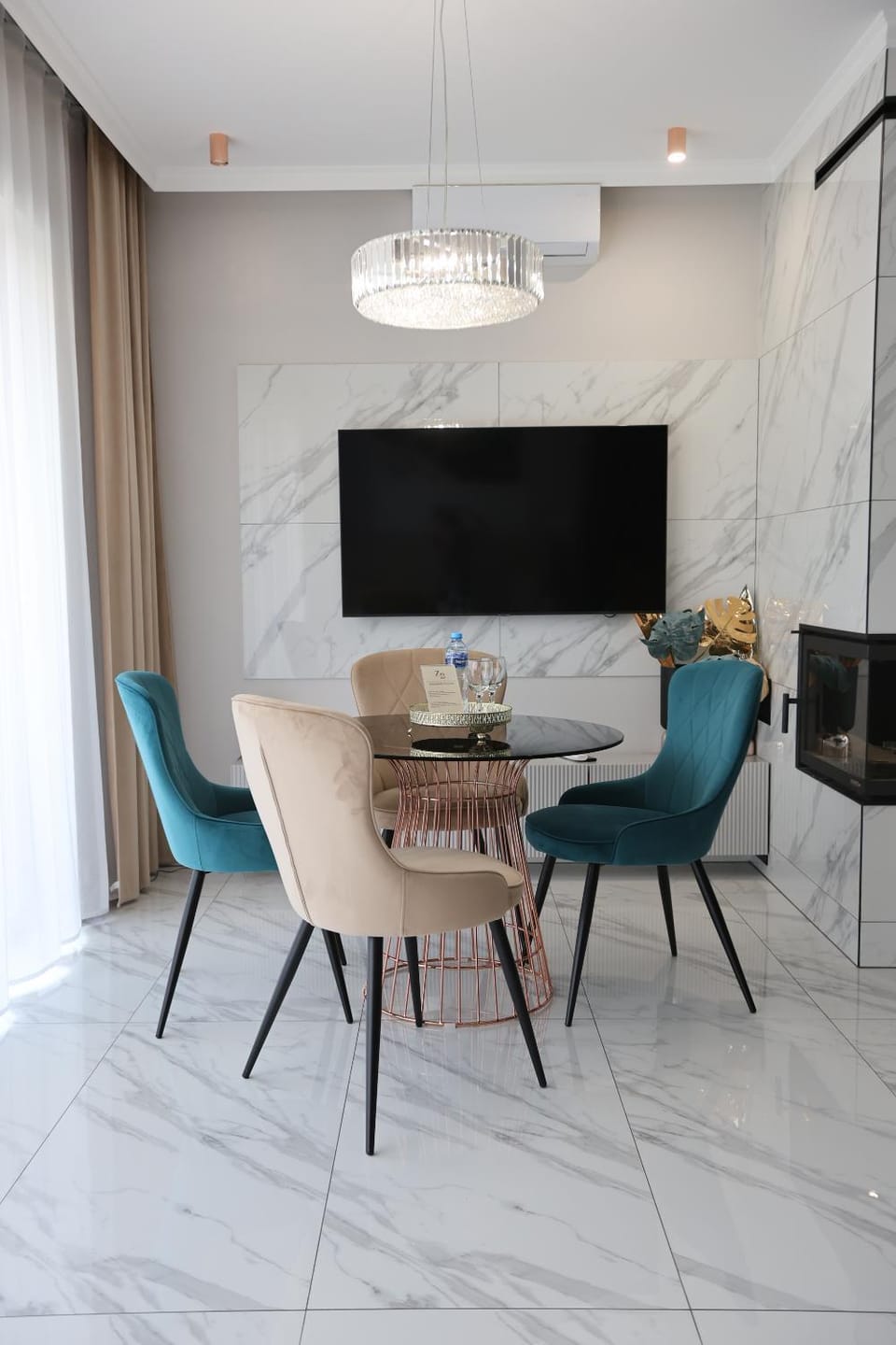 TV and multimedia, Living room, Seating area, Dining area