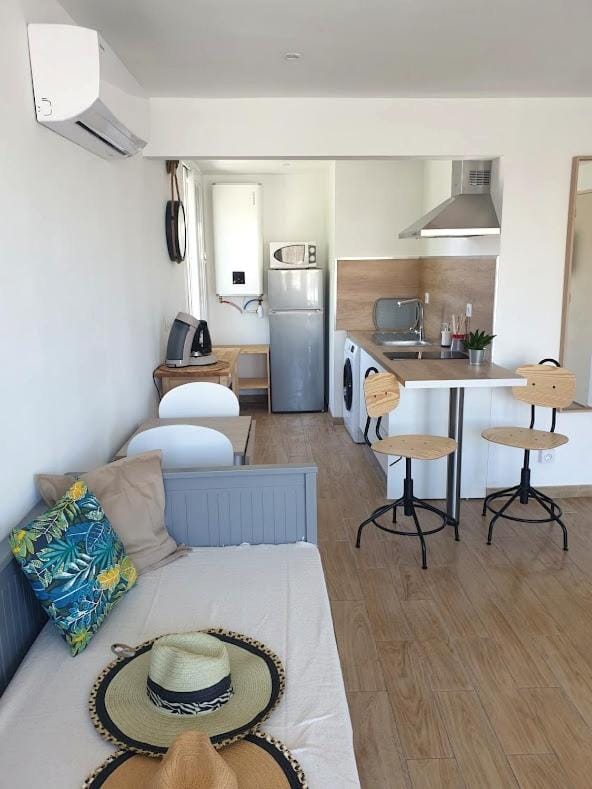Bed, Kitchen or kitchenette, Seating area, Dining area, stove, air conditioner