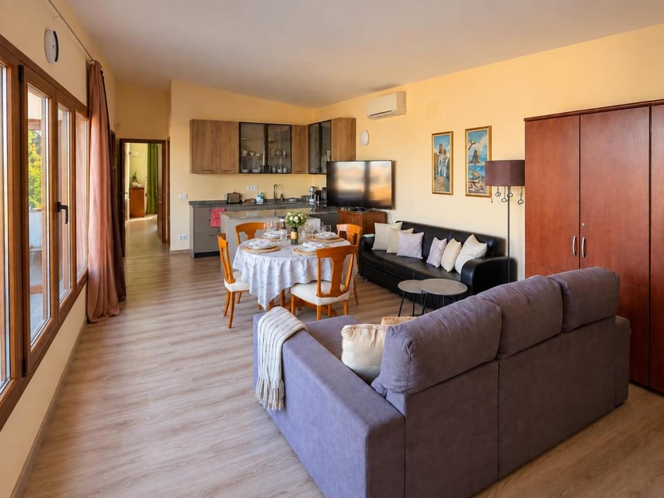 TV and multimedia, Living room, Seating area, Dining area, oven, kitchen