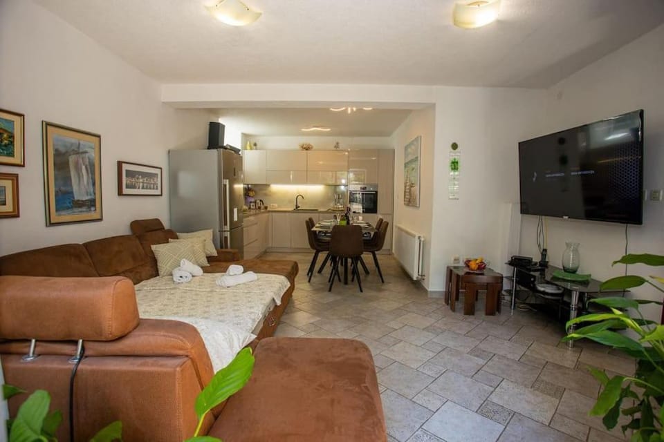 Communal lounge/ TV room, TV and multimedia, Living room, Seating area, Dining area, Evening entertainment