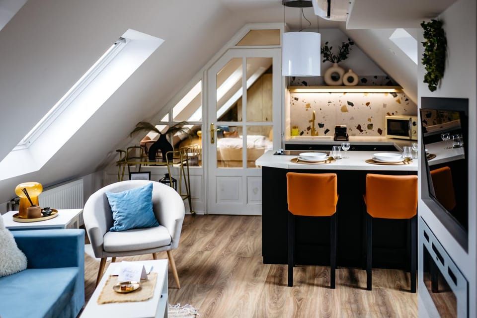 Kitchen or kitchenette, Living room, Seating area, Dining area, stove