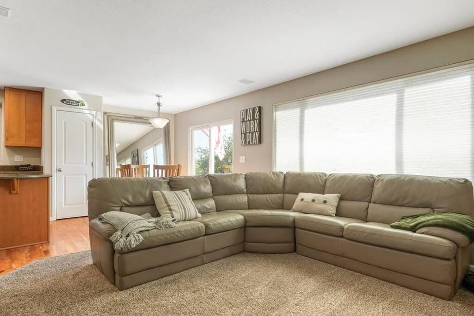 Sleeps 12 - Thornton - 25 Min to Downtown Denver House in Thornton