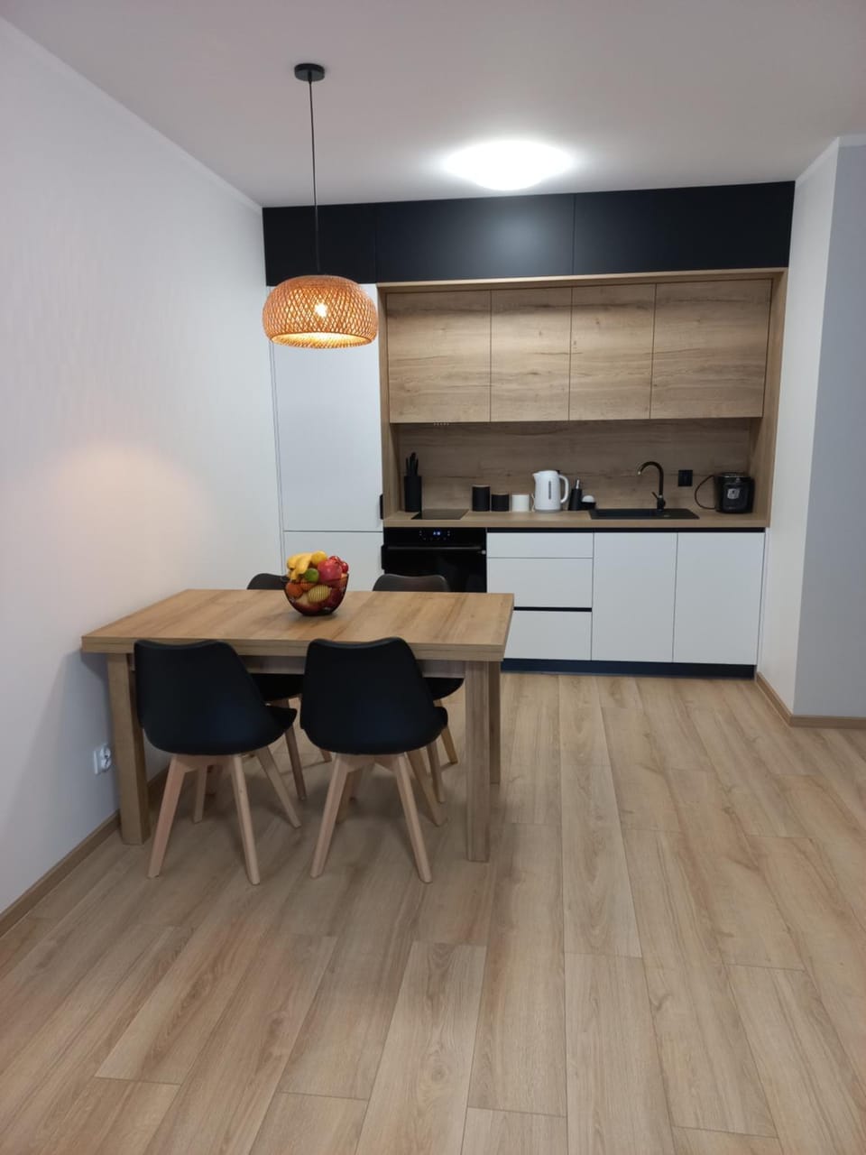 Coffee/tea facilities, Kitchen or kitchenette, Dining area, stove
