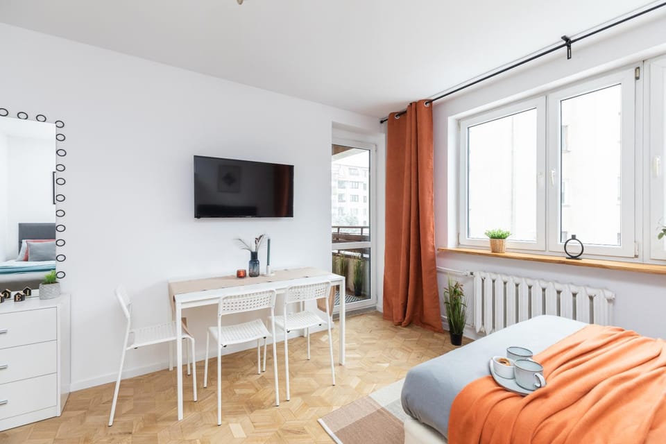 Bed, TV and multimedia, Photo of the whole room, Seating area, Bedroom