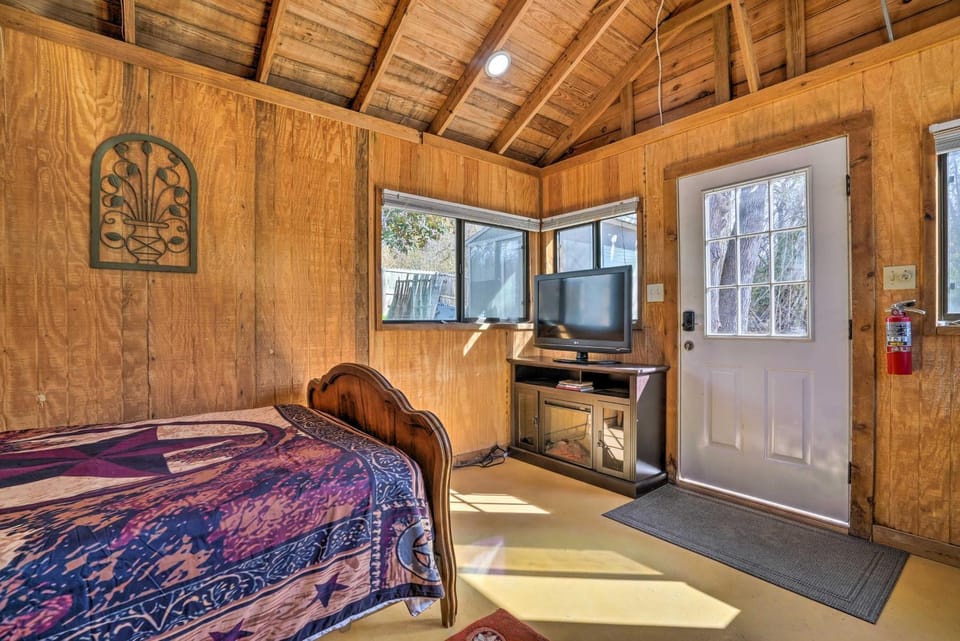 Laid-Back Vibe! Waterfront Lake Dunlap Studio Apartment in New Braunfels