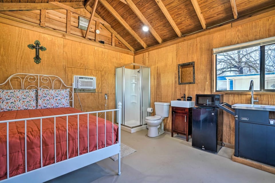 Lake Dunlap Studio w/ Shared Boat Ramp, Dock Apartment in New Braunfels