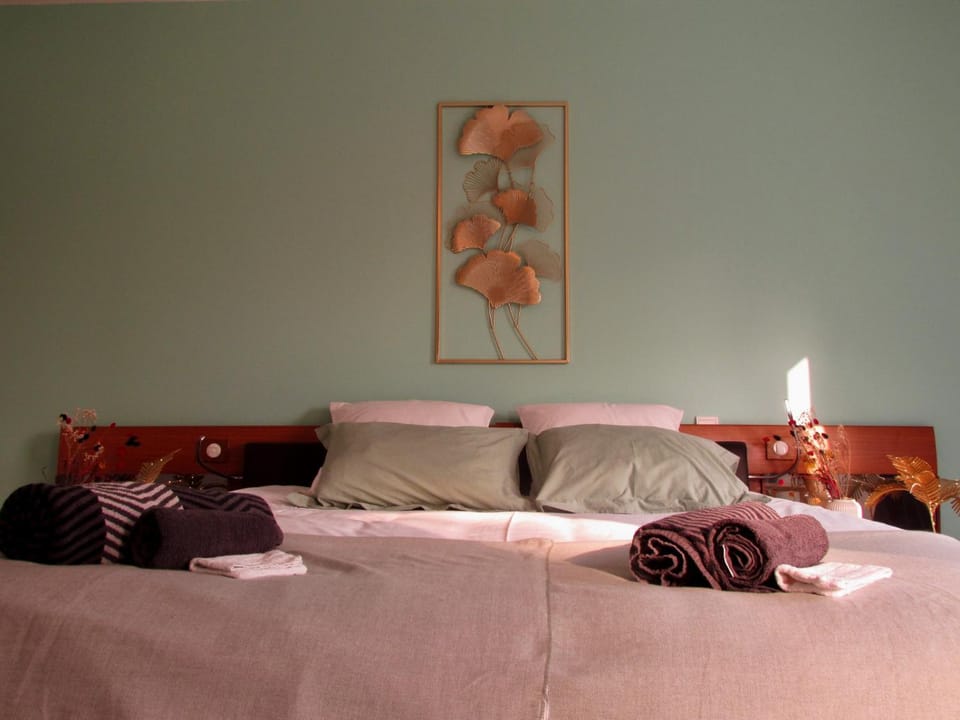 Bed, Bedroom, towels