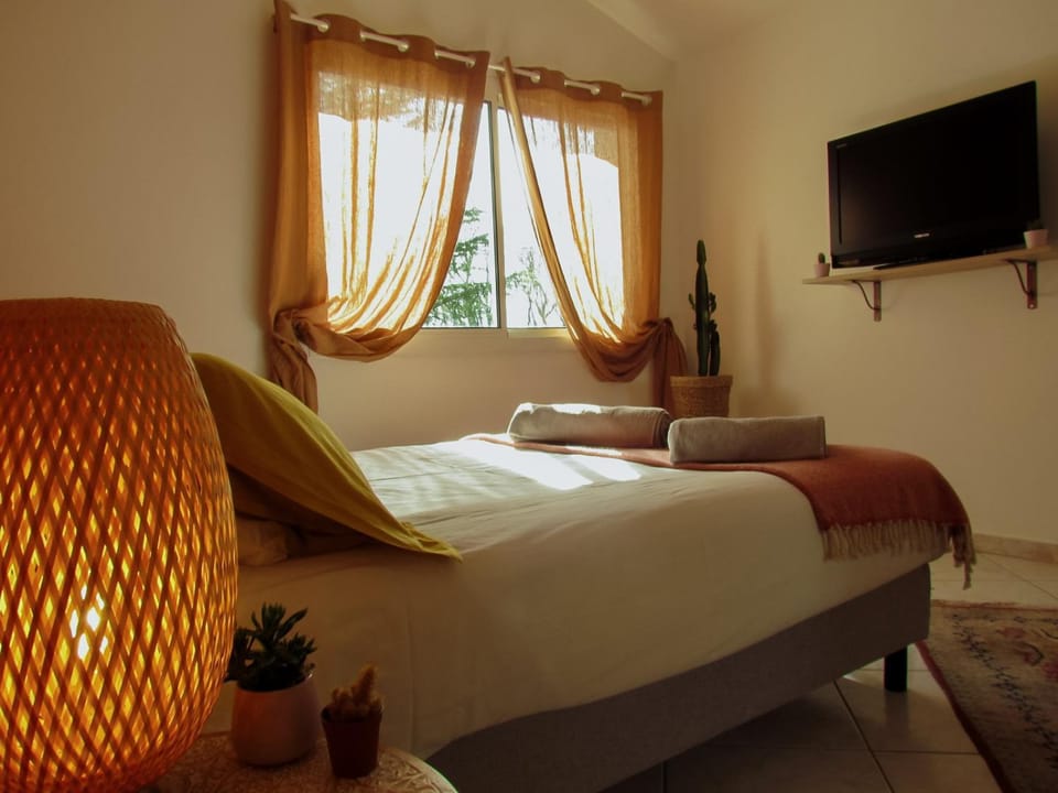 Bed, TV and multimedia, Photo of the whole room, Bedroom
