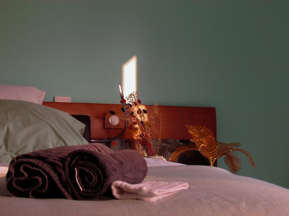 Bed, Photo of the whole room, Bedroom, towels