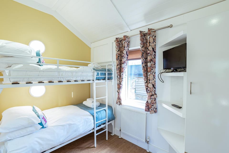 TV and multimedia, Bedroom, bunk bed, towels