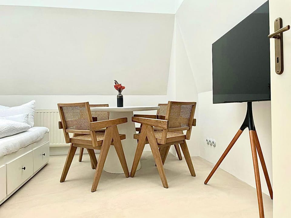 Bed, TV and multimedia, Living room, Seating area, Dining area