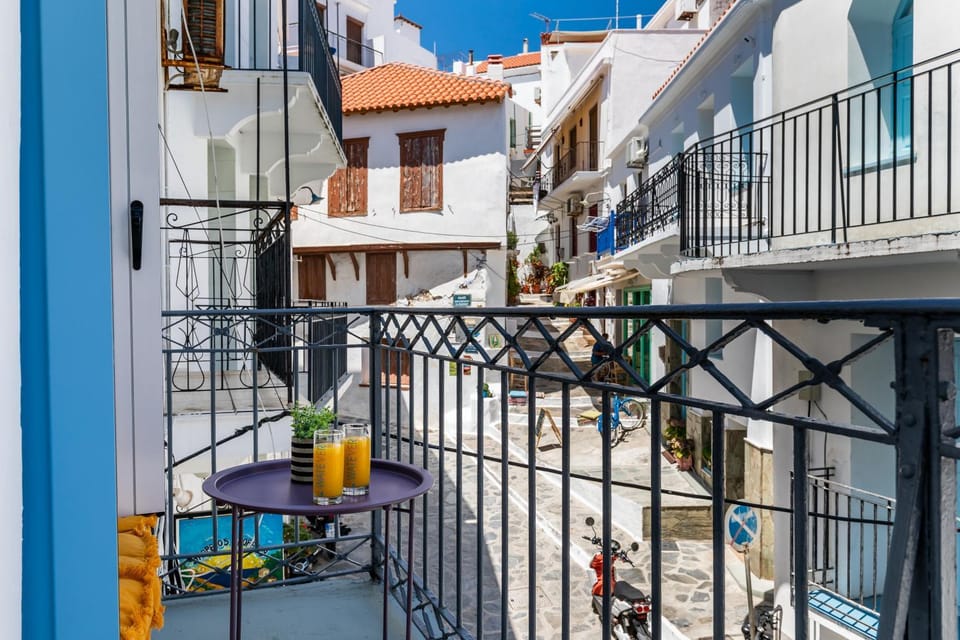 Neighbourhood, Balcony/Terrace