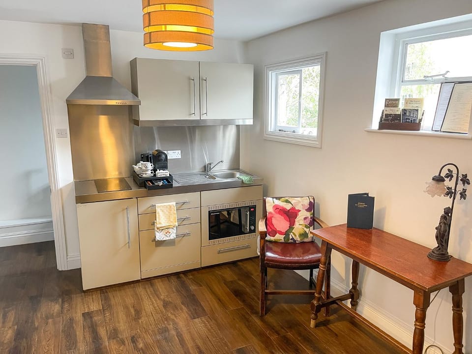Maids Guest Rooms Hotel in Brentford