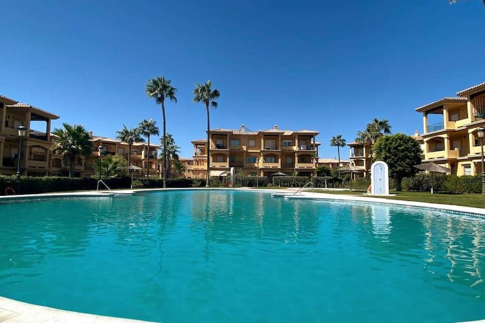 Property building, Day, Pool view, Swimming pool, sunbed