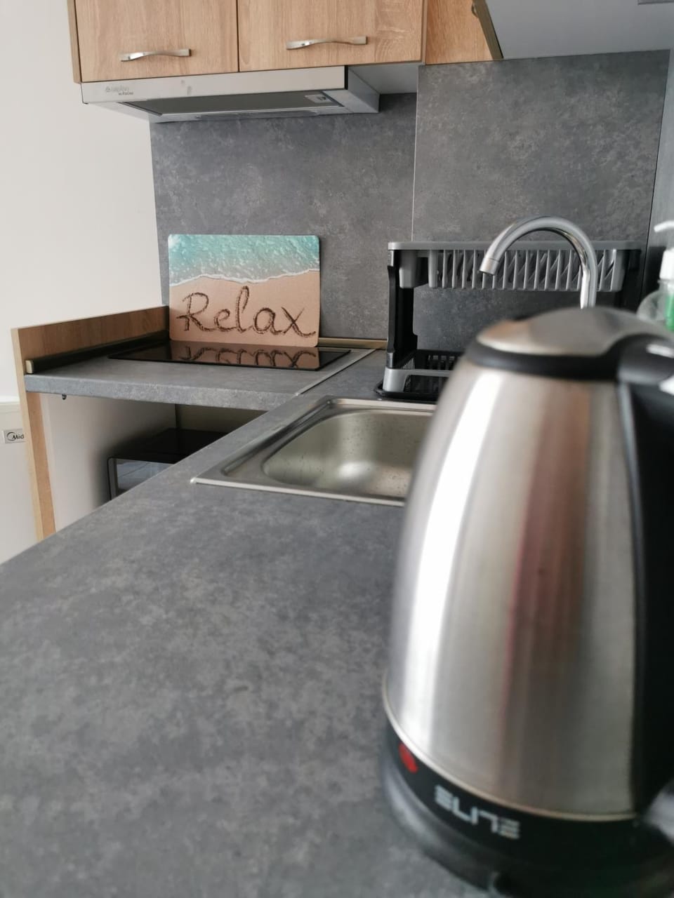 Coffee/tea facilities, Kitchen or kitchenette, stove